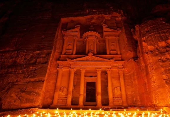 Petra de noche 